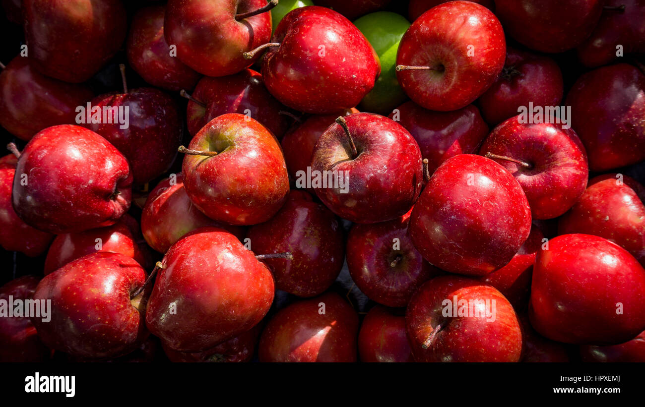 Red apples background. apples in a market stall Stock Photo - Alamy