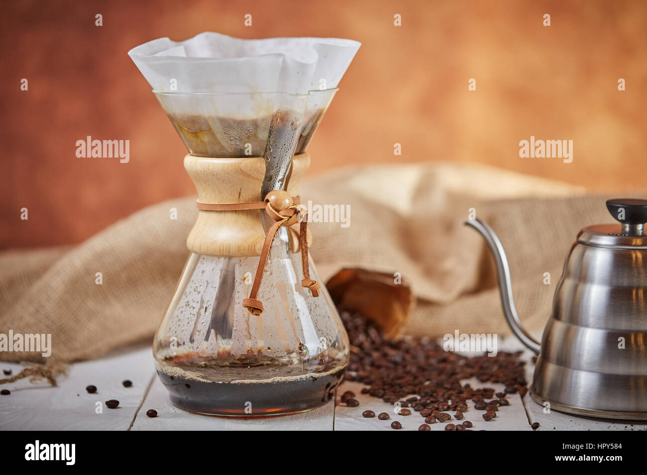 https://c8.alamy.com/comp/HPY584/brewign-third-wave-coffee-with-chemex-glass-and-drip-kettle-for-pure-HPY584.jpg