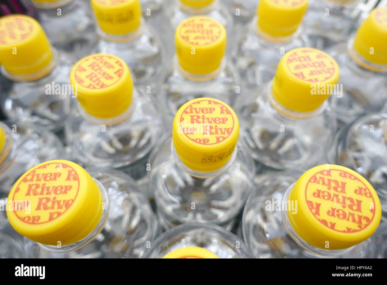 Bouchons en plastique jaune sur bouteilles d'eau pour le rituel du transfert des mérites. Monastère bouddhiste laotien Wat Velouvanaram. Bussy-Saint-G Stock Photo