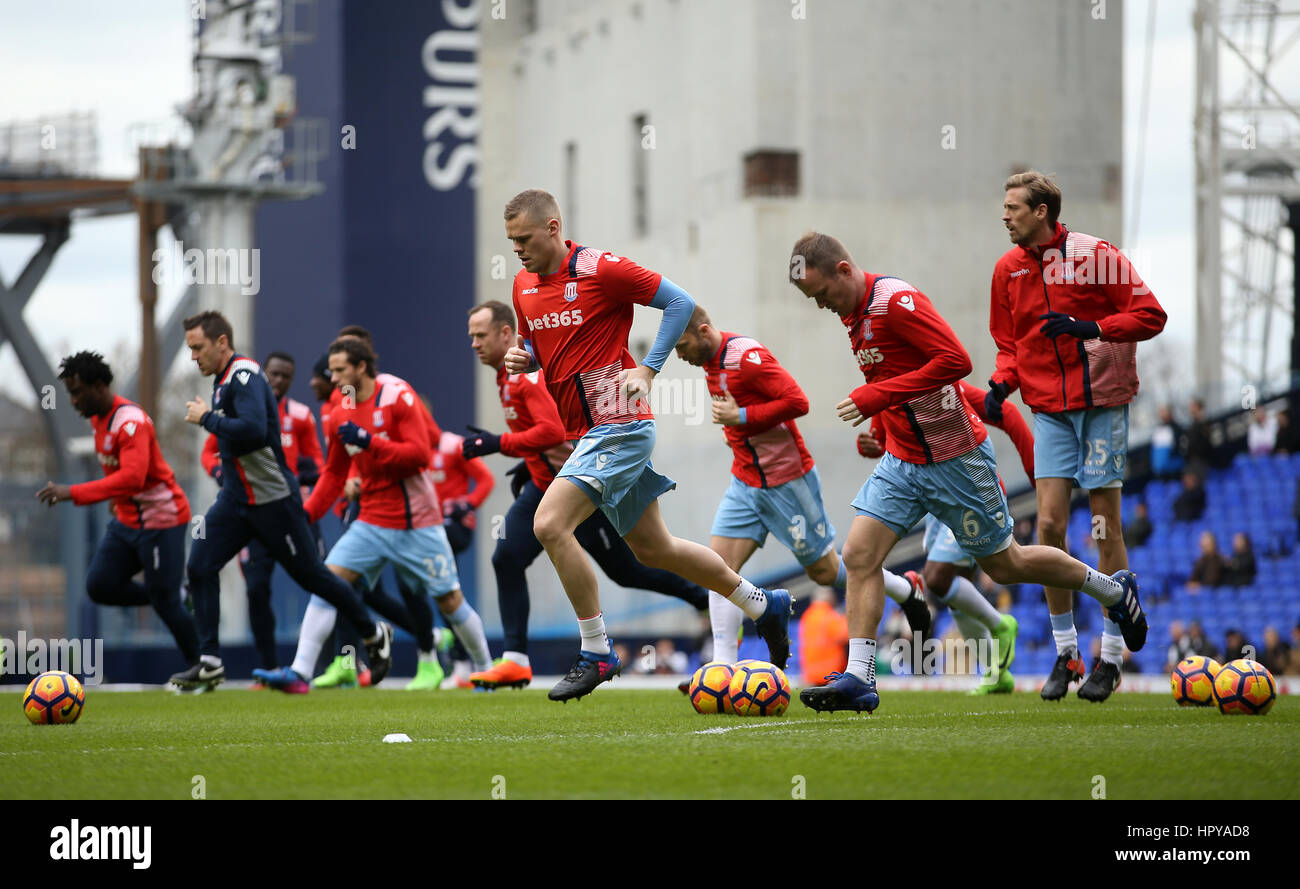 Stoke City's Ryan Shawcross (centre) and team mates warm up prior to the Premier League match at White Hart Lane, London. PRESS ASSOCIATION Photo. Picture date: Sunday February 26, 2017. See PA story SOCCER Tottenham. Photo credit should read: Steven Paston/PA Wire. RESTRICTIONS: No use with unauthorised audio, video, data, fixture lists, club/league logos or 'live' services. Online in-match use limited to 75 images, no video emulation. No use in betting, games or single club/league/player publications. Stock Photo