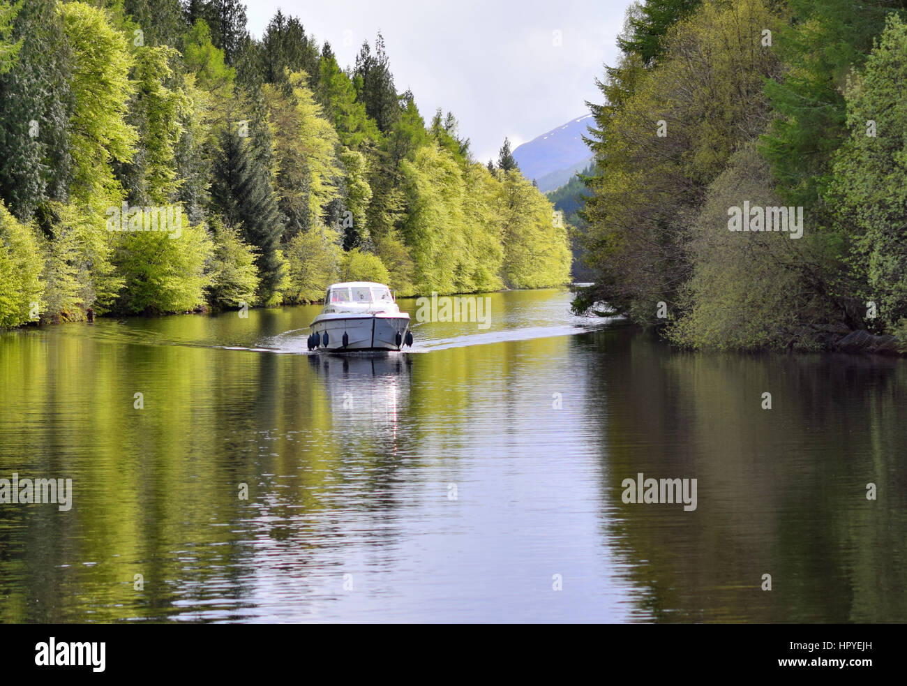 Cruiser boat going through Laggan Avenue Stock Photo