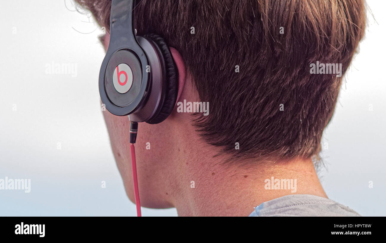 Beats by dre headphones hi-res stock photography and images - Alamy