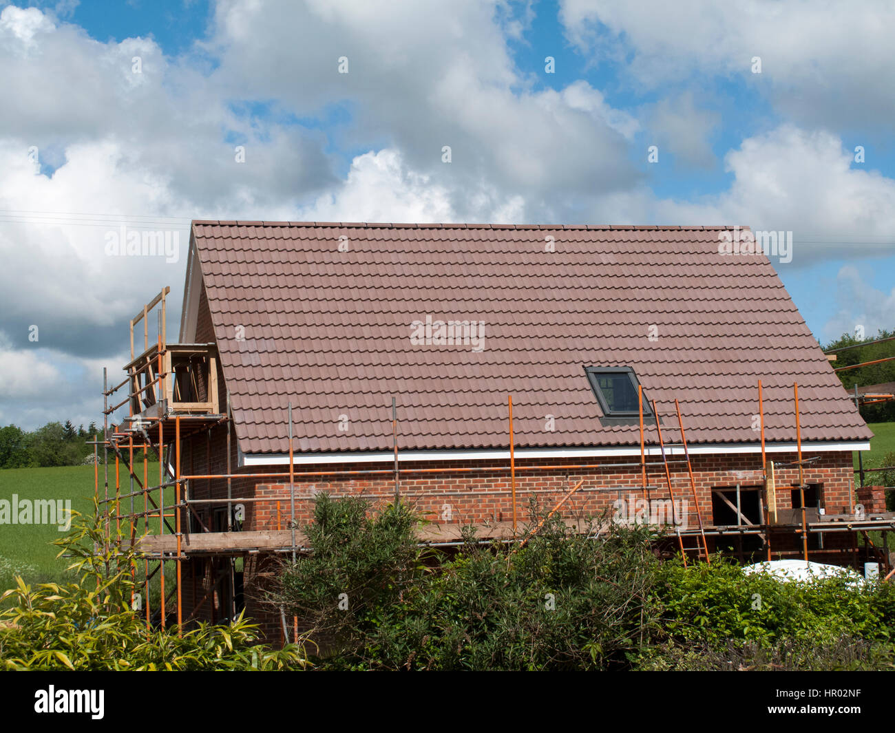 SCAFFOLING ON NEW HOUSE BUILD Stock Photo - Alamy