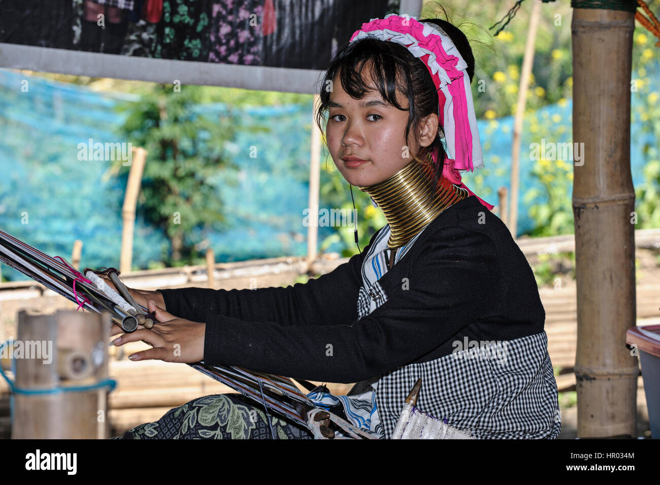 Karen Long Neck girl weaving, Chiang Rai, Thailand Stock Photo Alamy