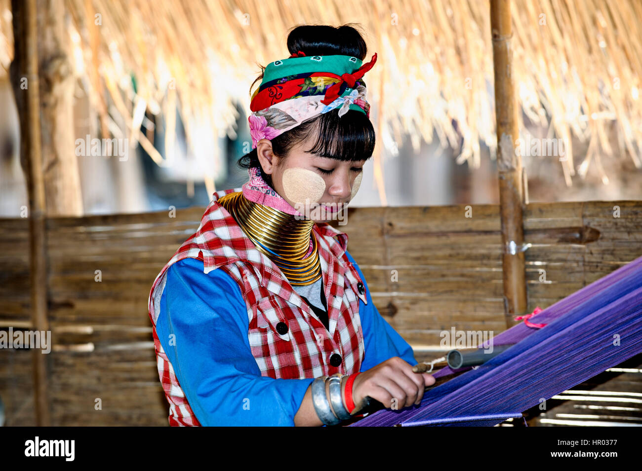 Karen Long Neck girl weaving, Chiang Rai, Thailand Stock Photo