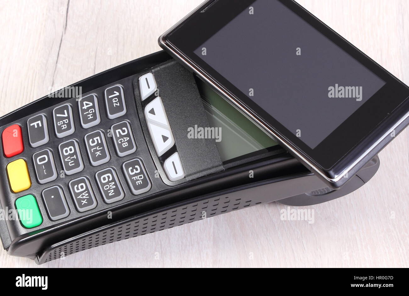 Credit card reader, payment terminal and mobile phone with NFC