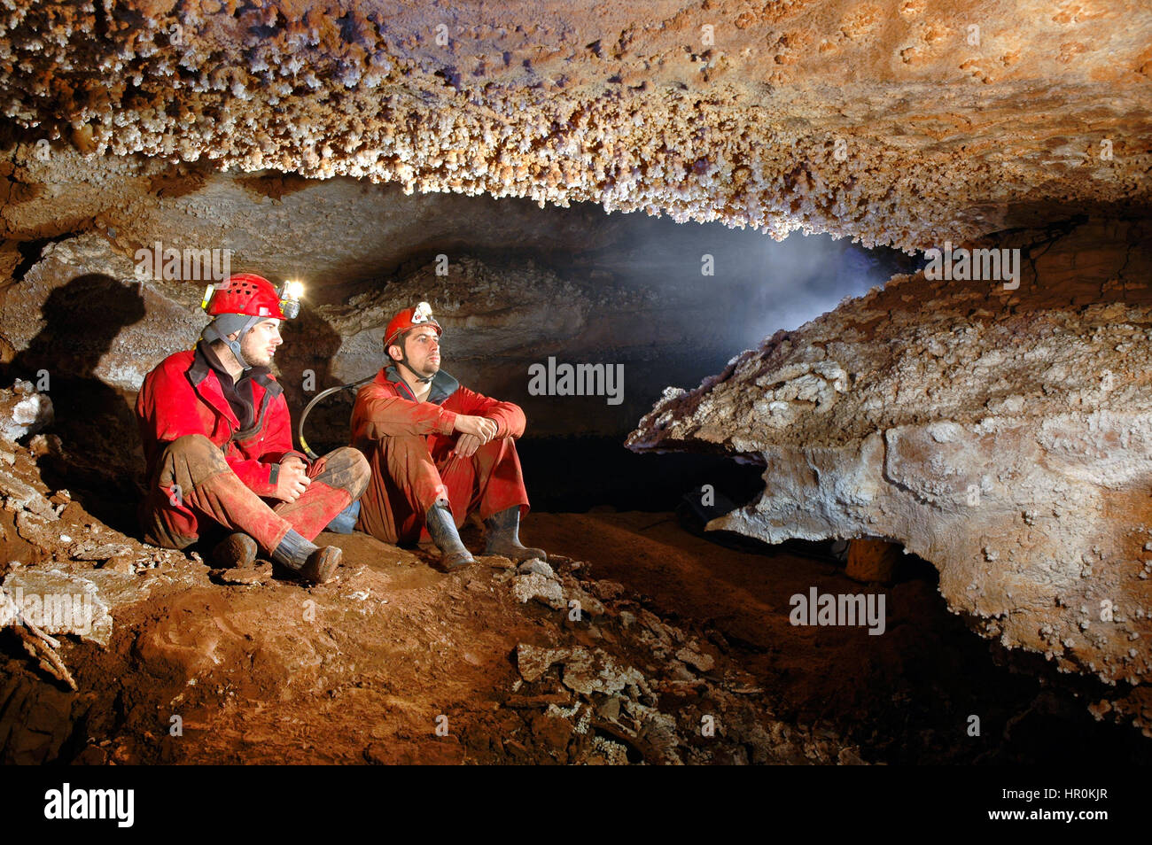 Золотая пещера. Экстремальный спелеотуризм. Опасная пещера. Мезолит мезолит. В пещере нахаль-хемар.