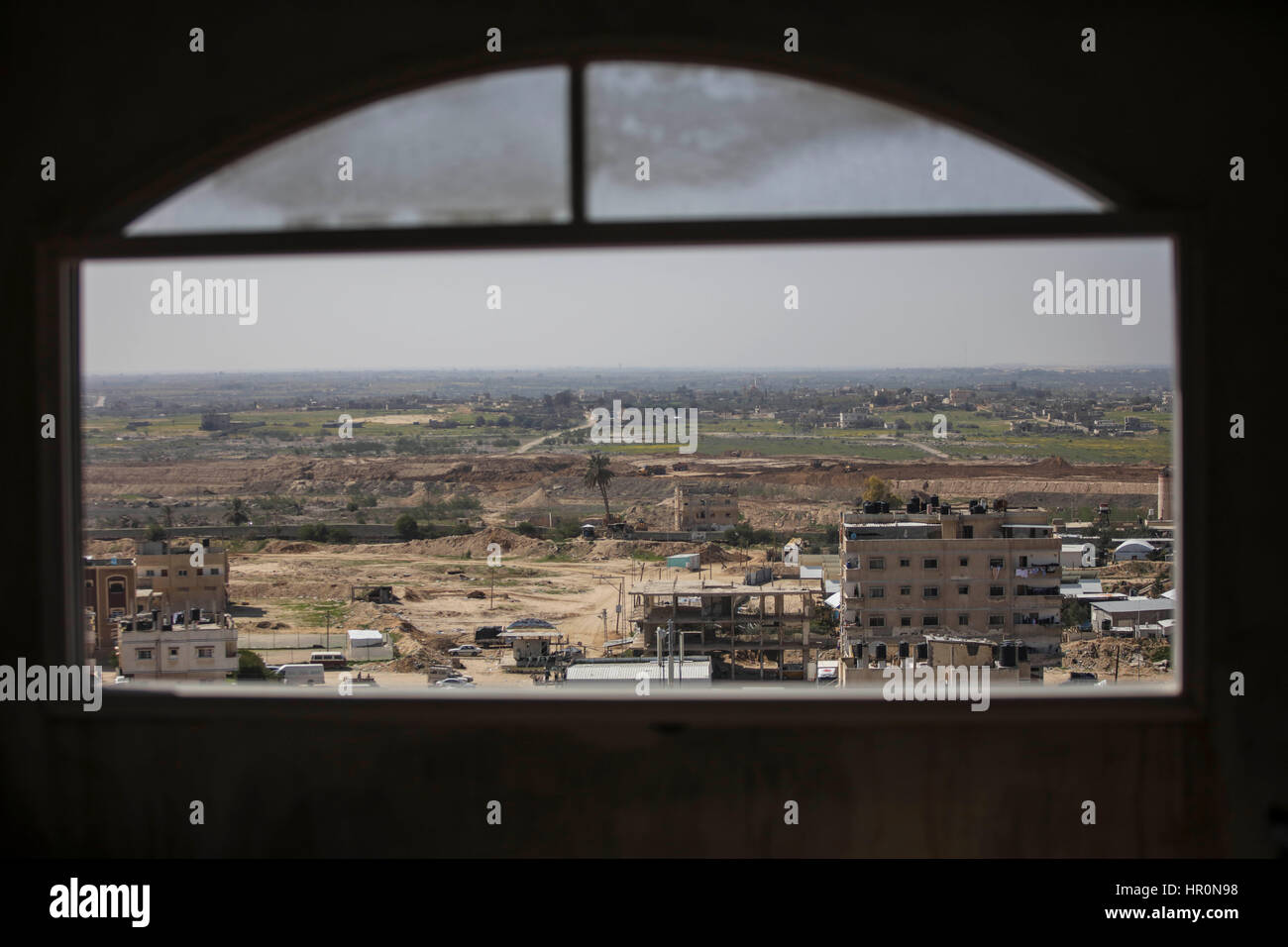 Gaza. 25th Feb, 2017. A general view of the border between the southern Gaza Strip town of Rafah and Egypt is seen near the southern Gaza Strip town of Rafah, on Feb. 25, 2017. Reports of the death of two Palestinian tunnel workers by the border between the southern Gaza Strip town of Rafah and Egypt conflicted on Thursday. Credit: Wissam Nassar/Xinhua/Alamy Live News Stock Photo