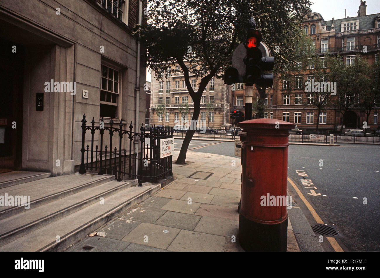 RED POST BOX, DEVONSHIRE PLACE, MARYLEBONE, LONDON, 1972 Stock Photo