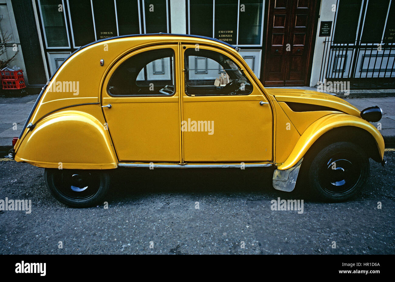 Citroen 2cv yellow 1970s hi-res stock photography and images
