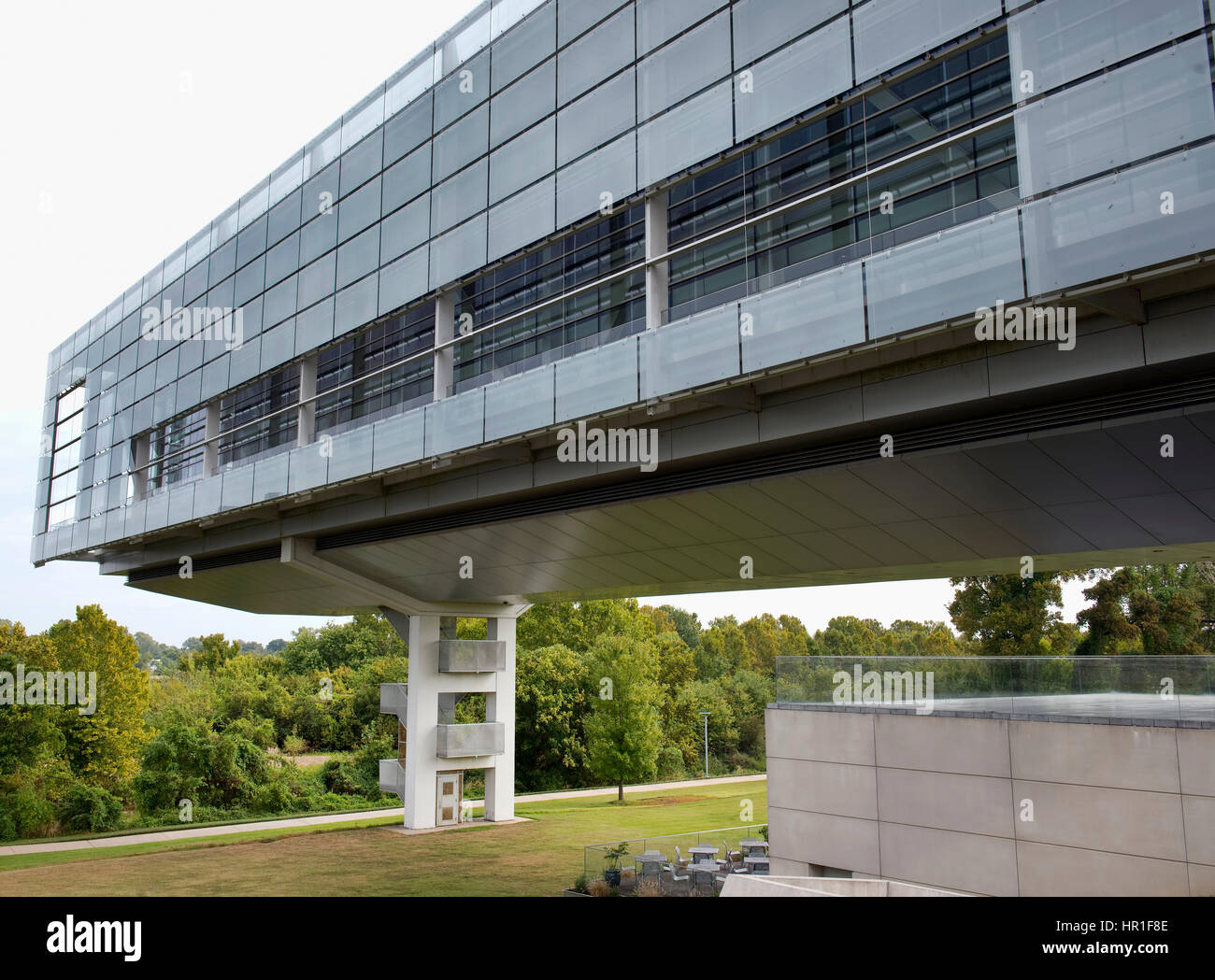 Cantilever wing of the President Bill Clinton library in Little Rock, Arkansas overlooking the Arkansas river. Stock Photo