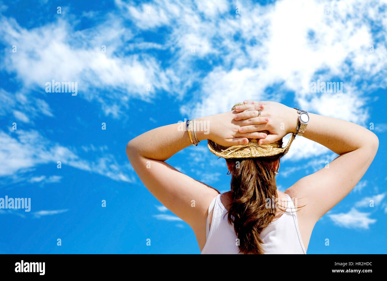 перегрев тепловой удар. тренировка в жару. спортивная девушка пьет воду. люди летом. невыносимая жара.
