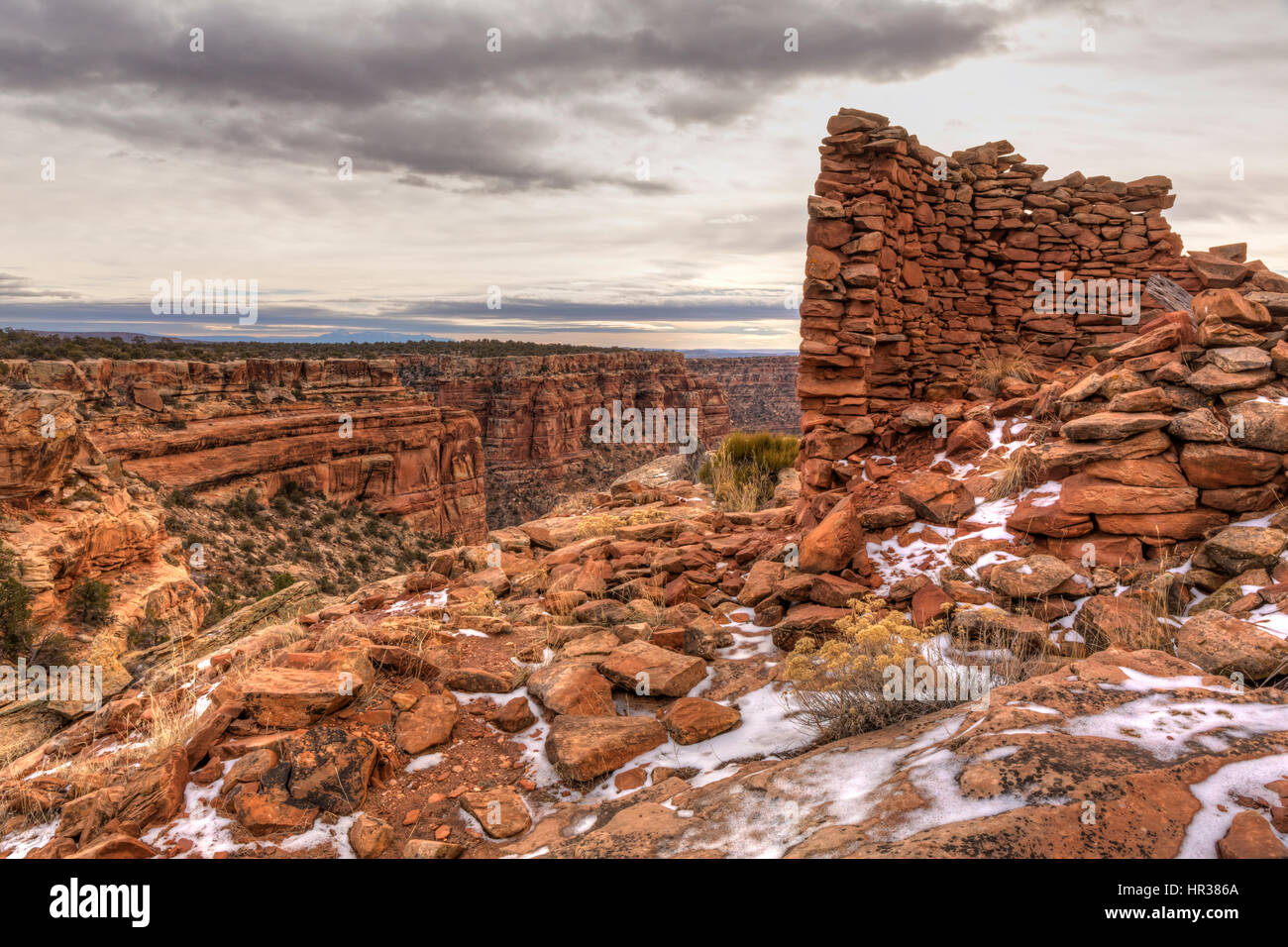Snow-covered remnants of an Anasazi tower ruin on the rim of Mule Canyon in the Cedar Mesa area of Bears Ears National Monument Stock Photo