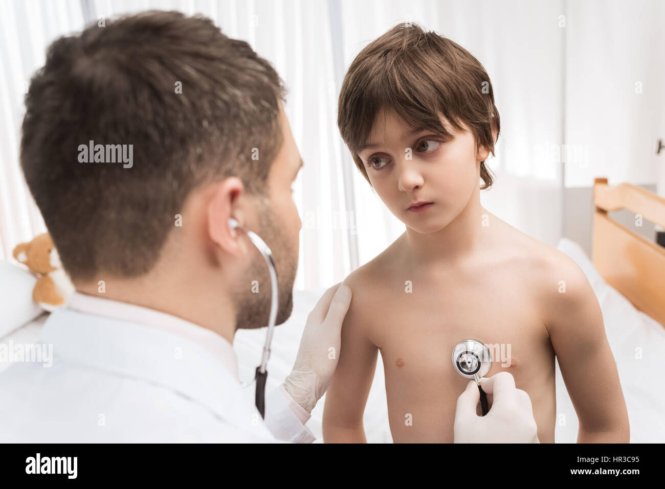 Врач осматривает подростка. Мальчика осматривает доктор. Мальчика осматривает доктор. Мальчика осматривает доктор. Мальчик у врача.