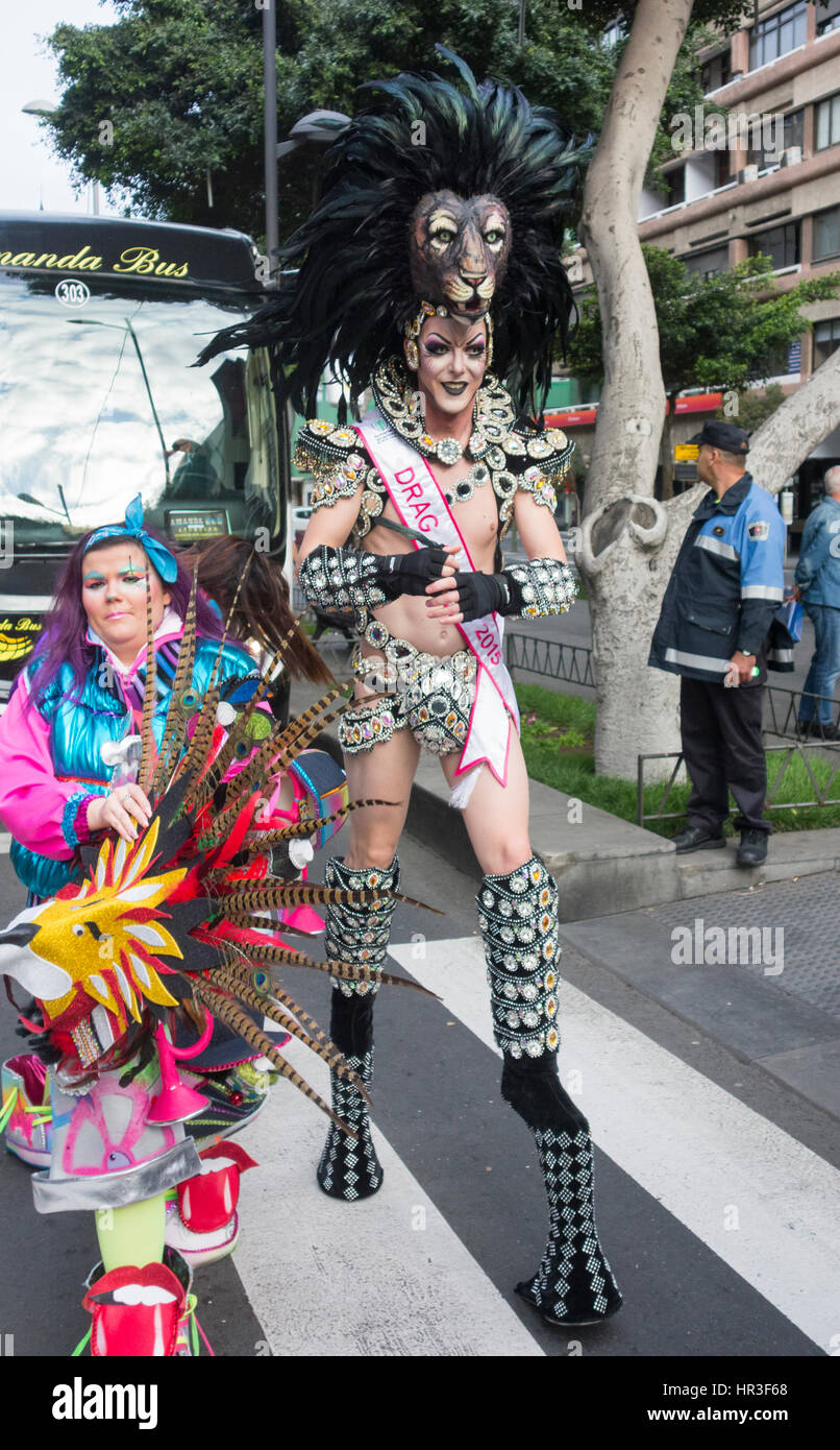 Las Palmas de Gran Canaria, Isole Canarie, Spagna. Il 23 febbraio, 2019.  Costumi di Barbie al Las Palmas carnevale a Gran Canaria Foto stock - Alamy