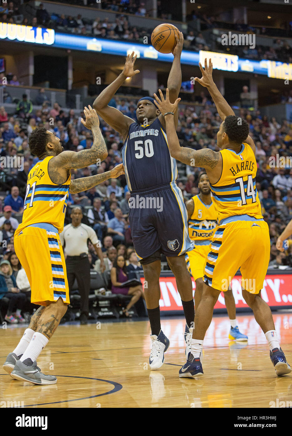 Denver, Colorado, USA. 26th Feb, 2017. Grizzlies ZACH RANDOLPH, center, drives to the basket with Nuggets WILSON CHANDLER, left, and GARY HARRIS, right, during the 2nd. Half at the Pepsi Center Sunday afternoon. The Grizzlies beat the Nuggets 105-98. Credit: Hector Acevedo/ZUMA Wire/Alamy Live News Stock Photo