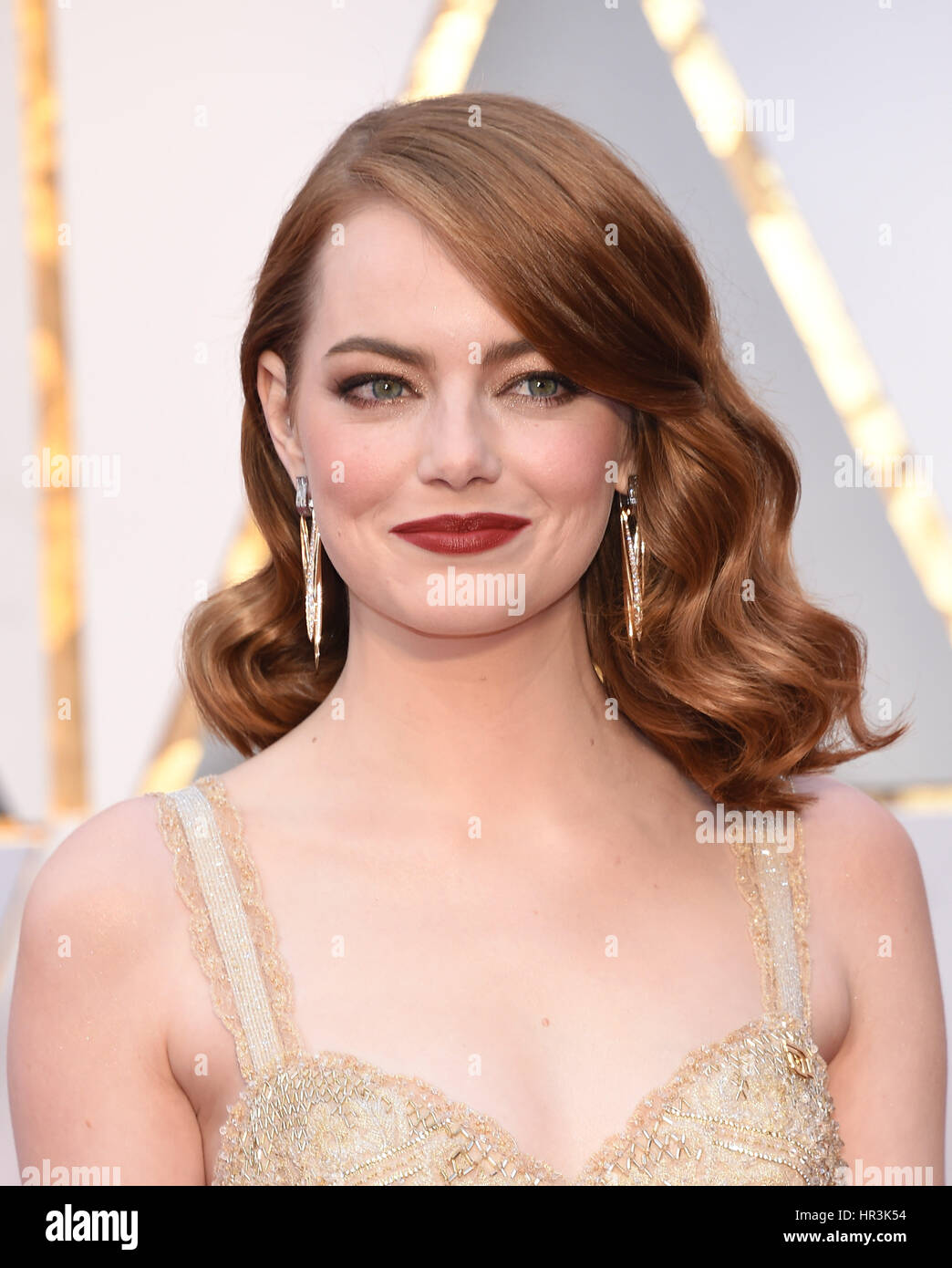 Emma Stone goes green on the red carpet - CBS News