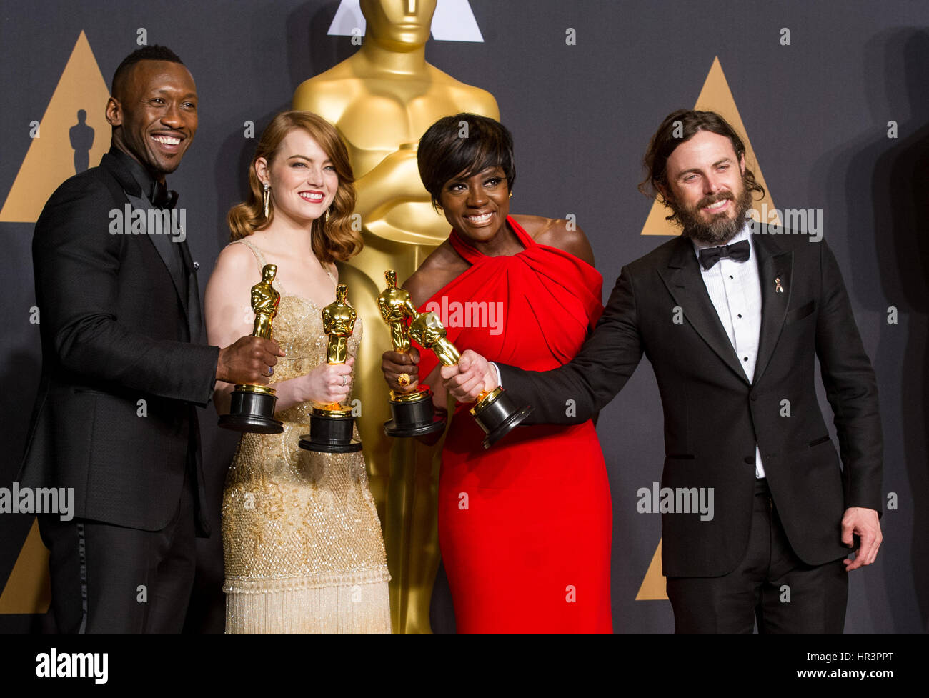 Los Angeles, USA. 26th Feb, 2017. (L-R) Actor Mahershala Ali, winner of Best Supporting Actor for 'Moonlight,' Emma Stone, winner of Best Actress for 'La La Land,' Viola Davis, winner of Best Supporting Actress for 'Fences,' and Casey Affleck, winner of Best Actor for 'Manchester by the Sea' pose for group photos at press room of the 89th Academy Awards at the Dolby Theater in Los Angeles, the United States, on Feb. 26, 2017. Credit: Yang Lei/Xinhua/Alamy Live News Stock Photo