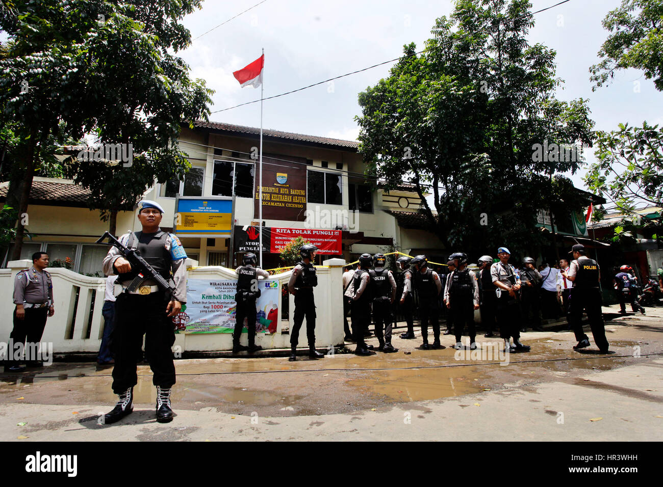 (170227) -- BANDUNG (INDONESIA), Feb. 27, 2017 (Xinhua) -- Indonesian anti-terrorist police squads stand guard at the site of a bomb attack in Bandung, West Java, Indonesia, Feb. 27, 2017. An Indonesian anti-terror squad on Monday arrested a terrorist after he set off a bomb and burned an office building in the capital city of West Java province, local police chief said. (Xinhua/Banyu Biru) (zjy) Stock Photo