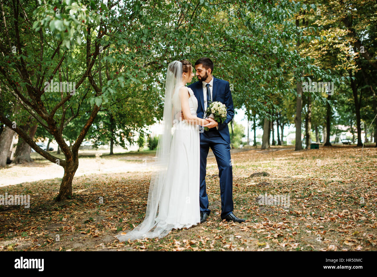 Wedding couple under hi-res stock photography and images - Page 17 - Alamy