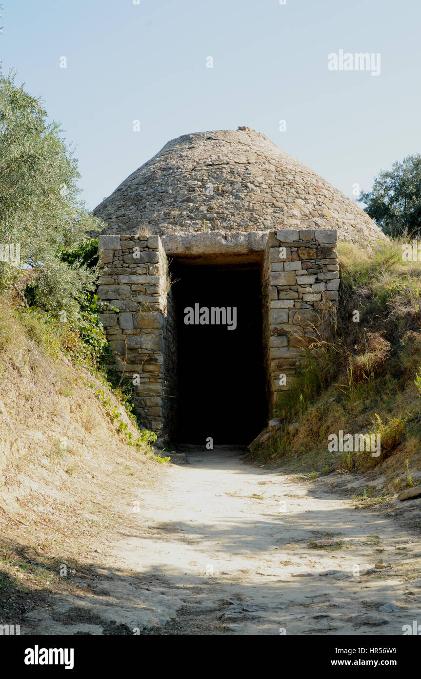 bronze ageEntrance to a tholos tomb near to the Palace of King Nestor in the Greek Peloponnese. Stock Photo