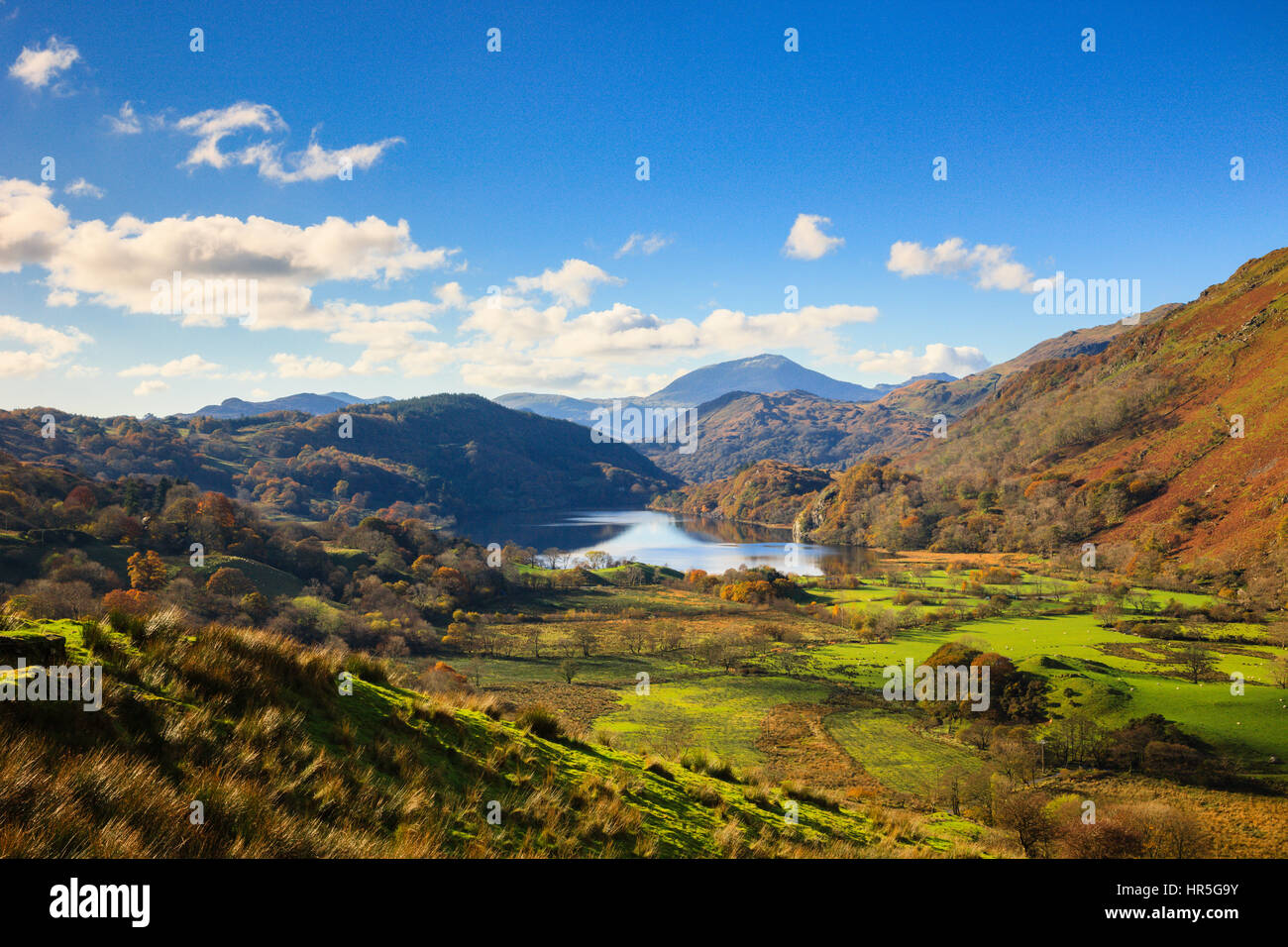 View along Nantgwynant valley to Llyn Gwynant lake in mountains of Snowdonia National Park in autumn. Nant Gwynant, Gwynedd, North Wales, UK, Britain Stock Photo