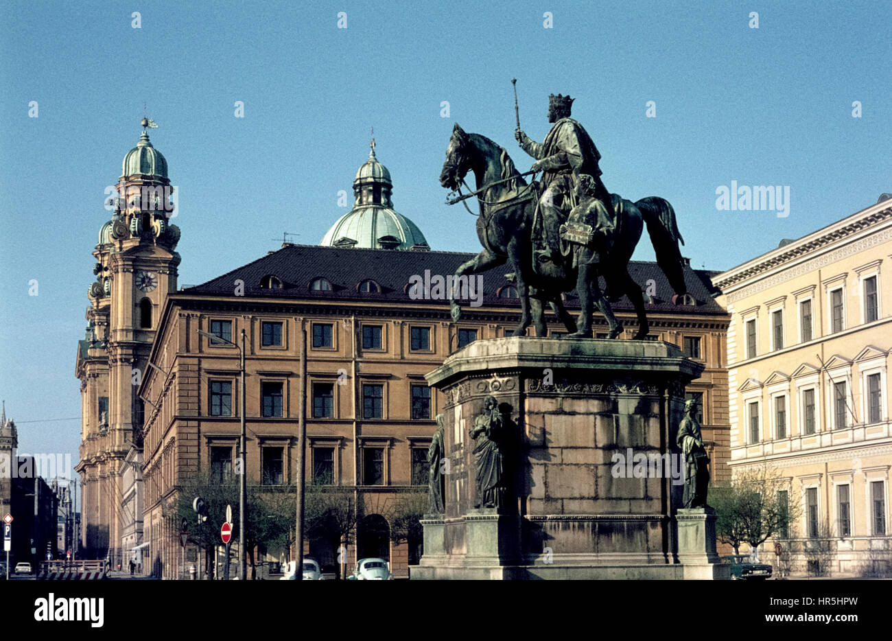 Der Münchner Odeonsplatz mit dem Reiterstandbild Ludwig I. von Bayern, im Hintergrund die Theatinerkirche. The Munich Odeonsplatz in may 1974. Stock Photo