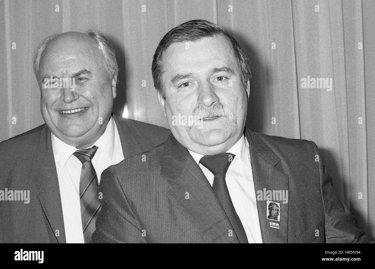 Norman Willis (left), General secretary of the Trades Union Congress, and Lech Walesa, President of Poland, attend a press conference at the TUC in London, England on November 30, 1989. Stock Photo
