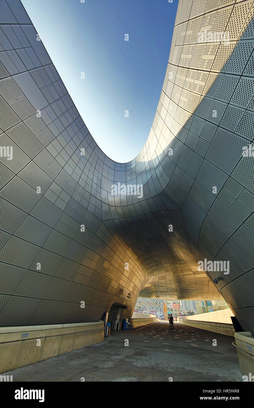 Modern architecture of the Dongdaemun Design Plaza and Culture Park (DDP) in Seoul, Korea Stock Photo