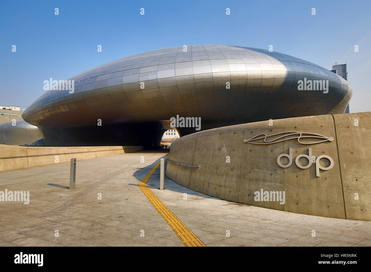 Modern architecture of the Dongdaemun Design Plaza and Culture Park (DDP) in Seoul, Korea Stock Photo