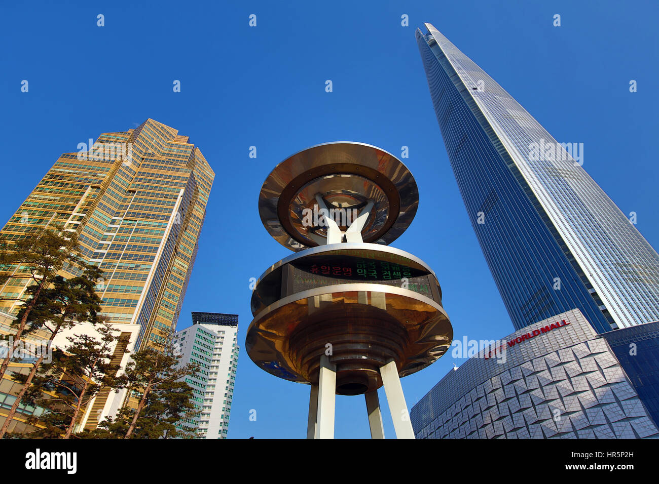 Lotte World Tower and Mall, Lotte Castle Gold apartments and metal