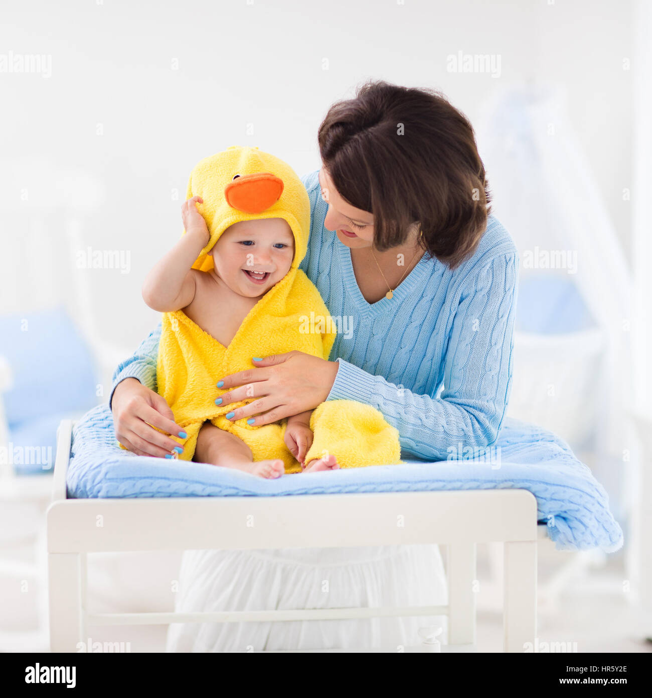 Mother changing baby nappy in car hires stock photography and images