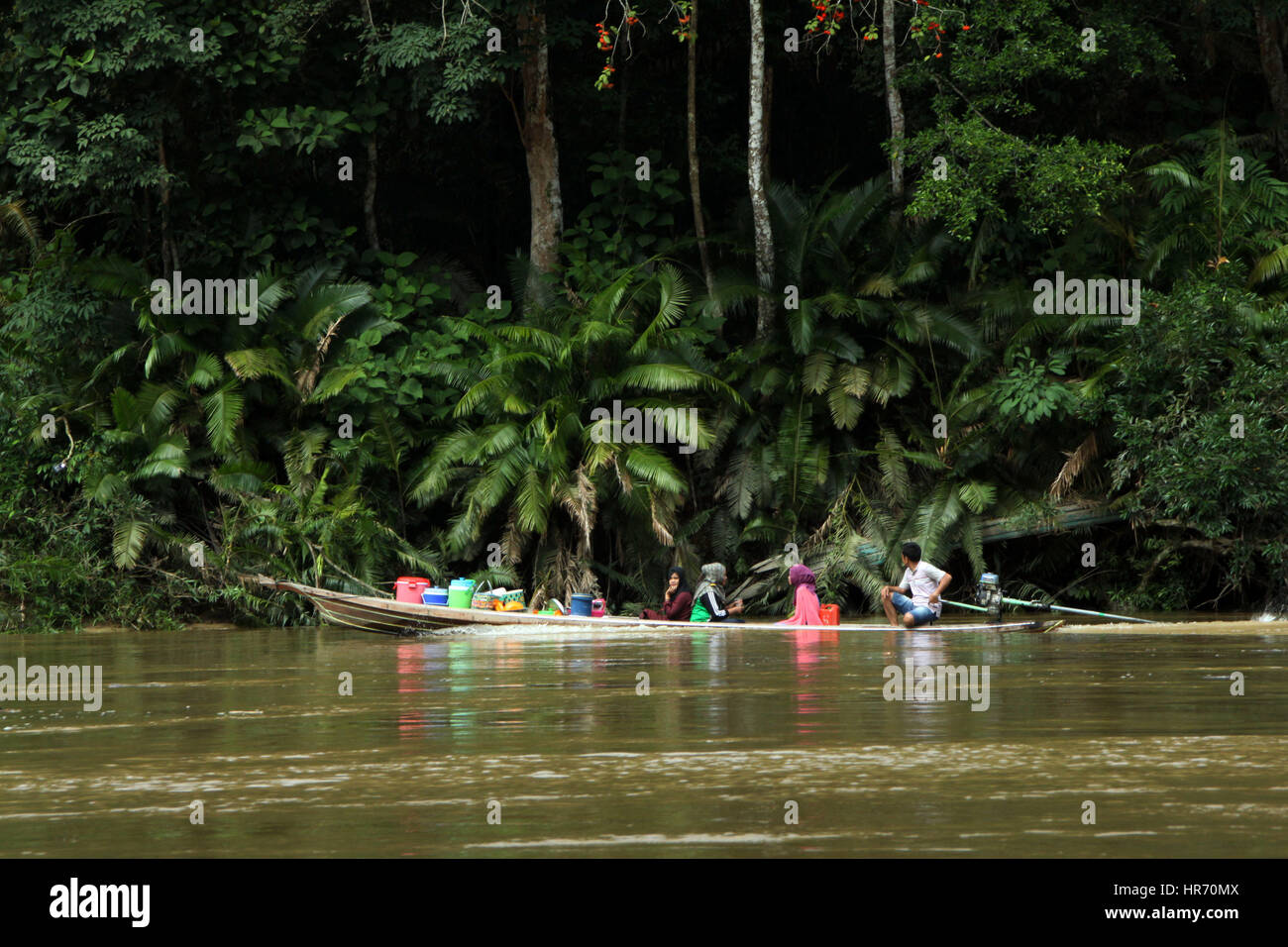 Rimba Baling, Riau, Indonesia. 26th Feb, 2017. RIAU, INDONESIA - FEBRUARY 26 : Residents used boats through the Subayang river subayang at Rimba Baling National Park on February 26, 2017 in Riau, Indonesia. Rimba Baling national park is tropical rain forest with an area of 500,000 hectares with Sumatran tiger, Sumatra bear, Raflesia flower and others. Credit: Sijori Images/ZUMA Wire/Alamy Live News Stock Photo