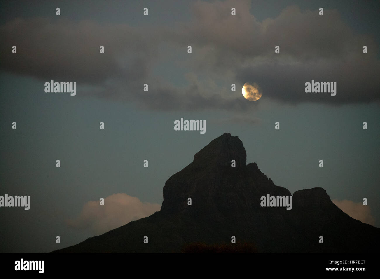 Mauritius, South Island, full moon, mountaintip, clouds Stock Photo Alamy