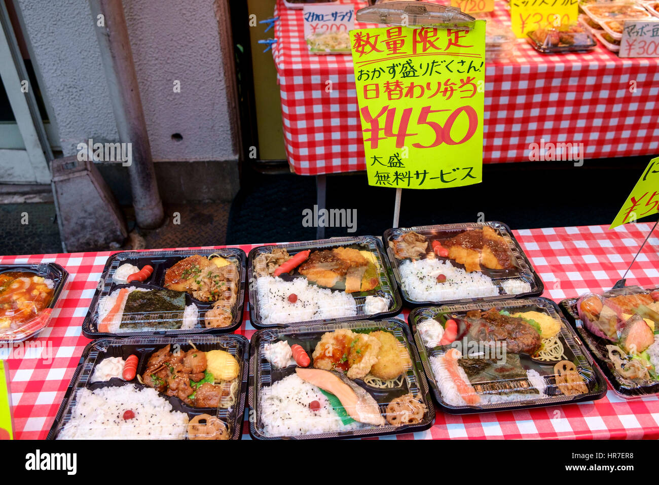 A street stall selling Japanese bento boxes (takeawaay lunch boxes) in central Tokyo, Japan. Stock Photo