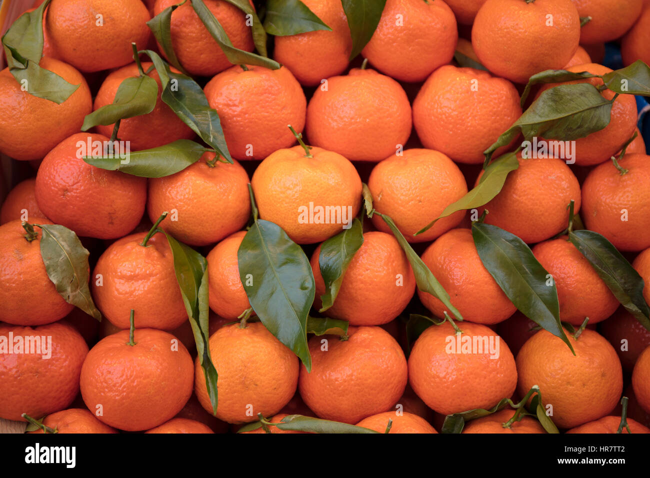 Stacked oranges on market stall Stock Photo - Alamy