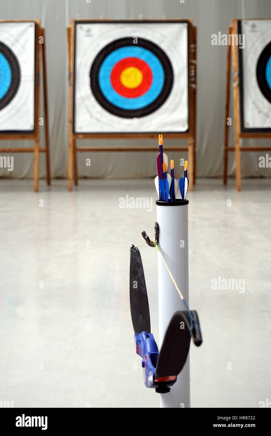 Archery bow, arrows and targets Stock Photo Alamy