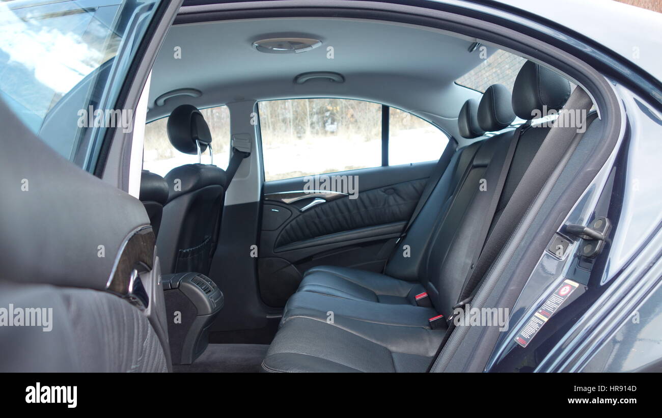 Interieur aus schwarzem Leder, Mercedes Benz W211 Avantgarde mit Polsterung  kombiniert mit Leder und Textil, keine Menschen Stockfotografie - Alamy