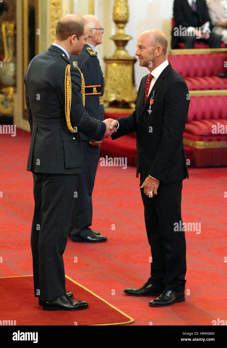 Neerwaarts Rose kleur Generaliseren Sailor Ian Walker from Southampton is made an MBE (Member of the Order of  the British Empire) by the Duke of Cambridge at Buckingham Palace Stock  Photo - Alamy