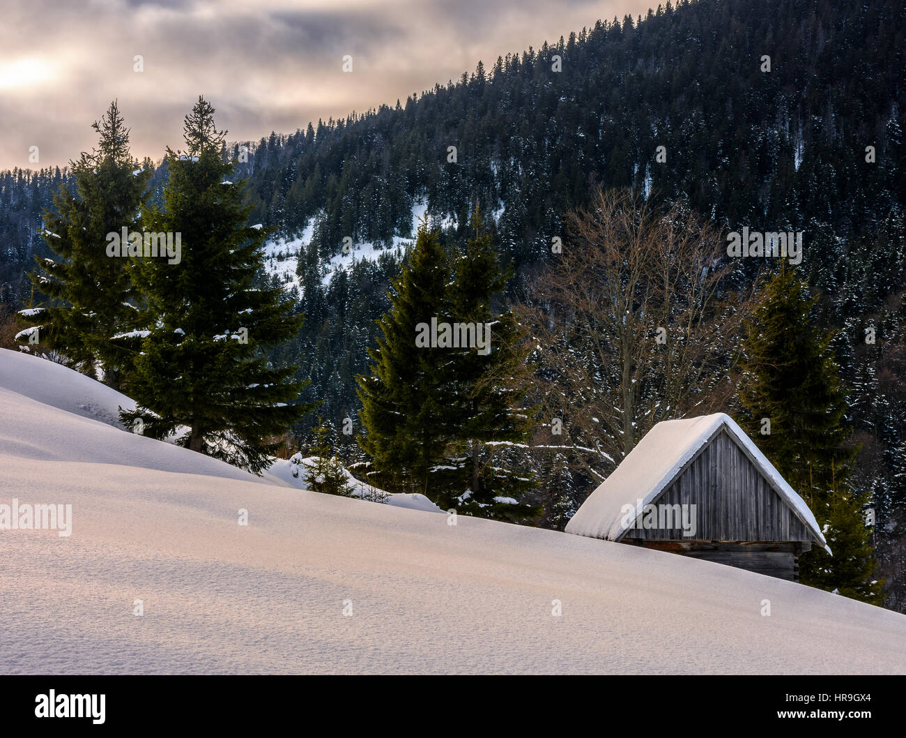Early morning sunrise behind mountains hi-res stock photography and ...