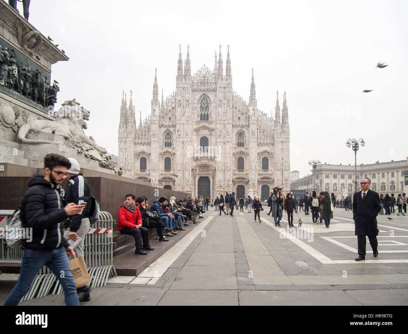 Starbucks Milan High Resolution Stock Photography and Images - Alamy
