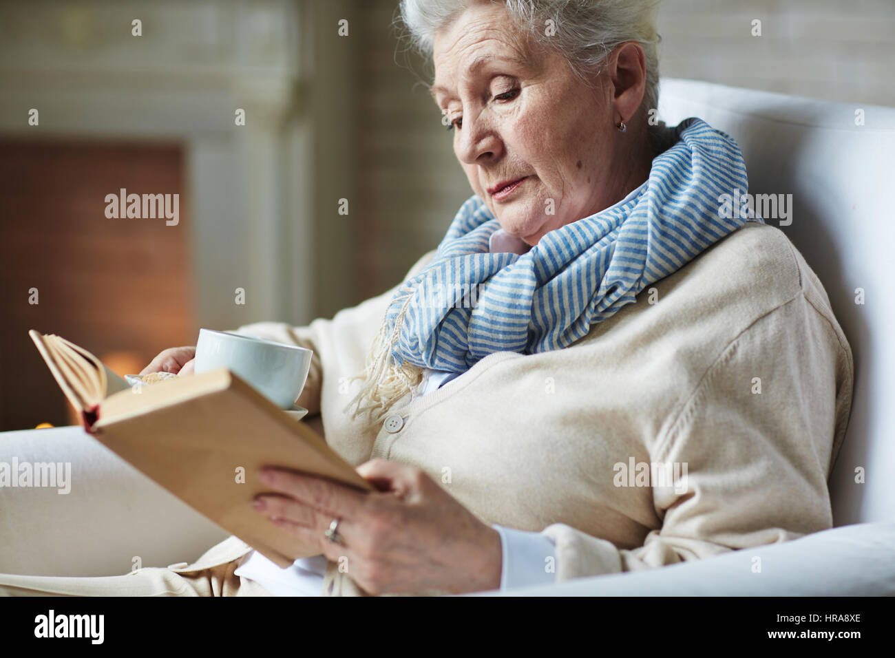 Старушка в кресле с пледом. Старушка читает библию\. Бабушка в кресле у камина. Чтение пожилых людей. Чтение с бабушкой.