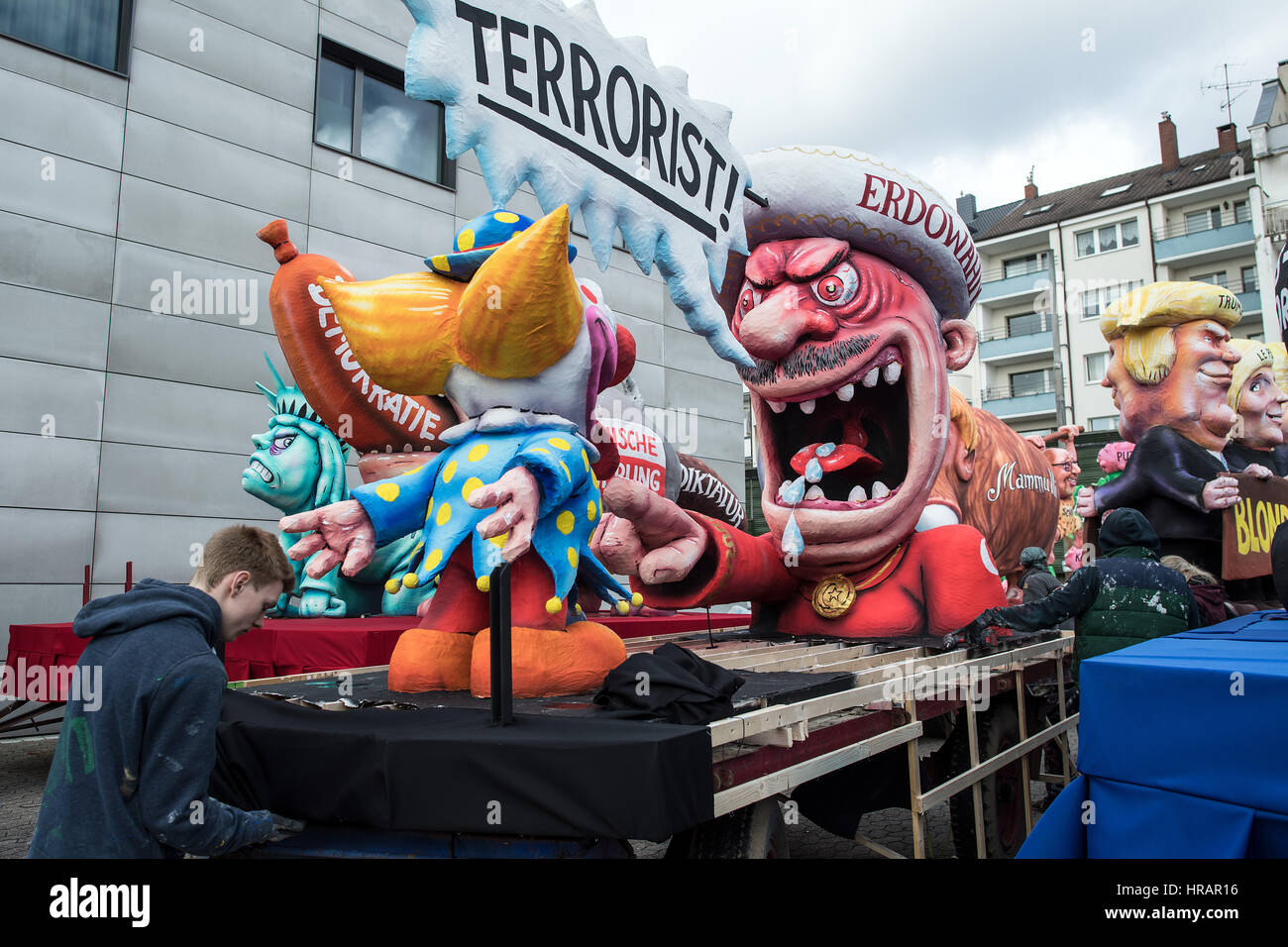 Duesseldorf, Germany. 28th Feb, 2017. Workers take apart a float after the Shrove Monday carnival parade in Duesseldorf, Germany, 28 February 2017. More than a hundred thousand people attended the celebrations, which are being dismantled a day later. Photo: Federico Gambarini/dpa/Alamy Live News Stock Photo
