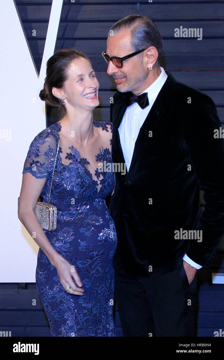 Beverly Hills, CA. 26th Feb, 2017. Emilie Livingston, Jeff Goldblum at arrivals for 2017 Vanity Fair Oscar Party, Wallis Annenberg Center for the Performing Arts, Beverly Hills, CA February 26, 2017. Credit: Priscilla Grant/Everett Collection/Alamy Live News Stock Photo