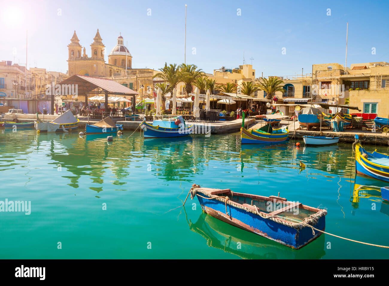 malta-marsaxlokk-market-with-traditional-colorful-luzzu-fishing-boats