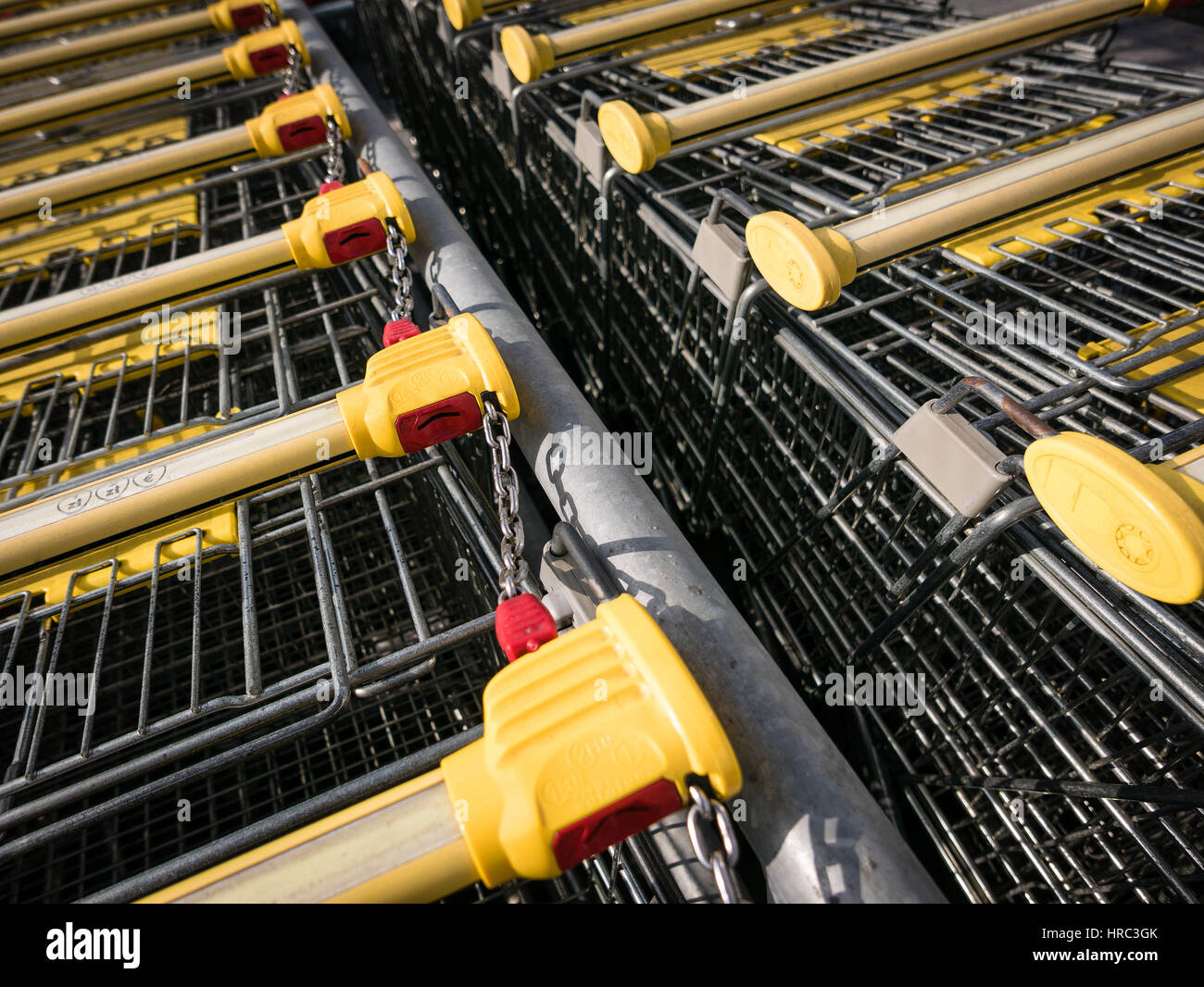 Supermarket trolley and lock hires stock photography and images Alamy