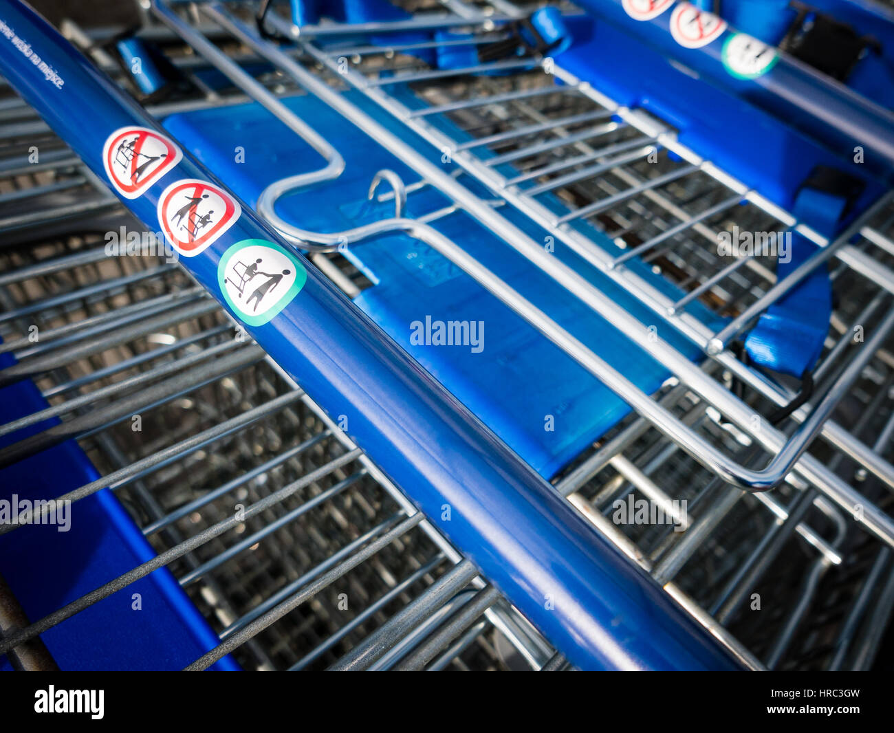 Supermarket trolley and lock hires stock photography and images Alamy
