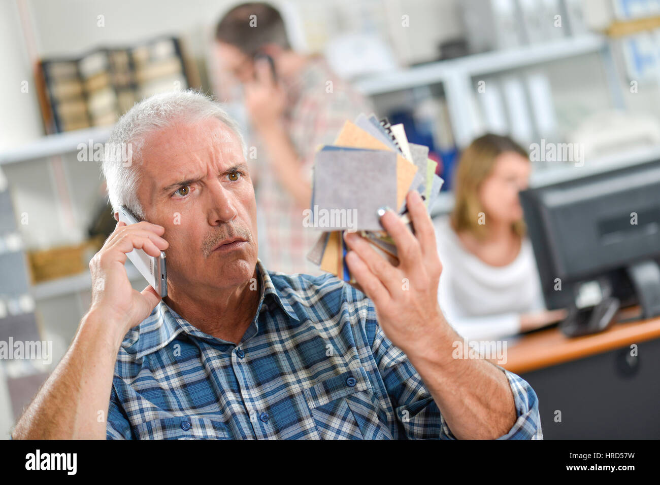 Paradox of choice. Люди в супермаркете вектор. Много вариантов. Пожилой мерчендайзер. Посетители магазина картинки.