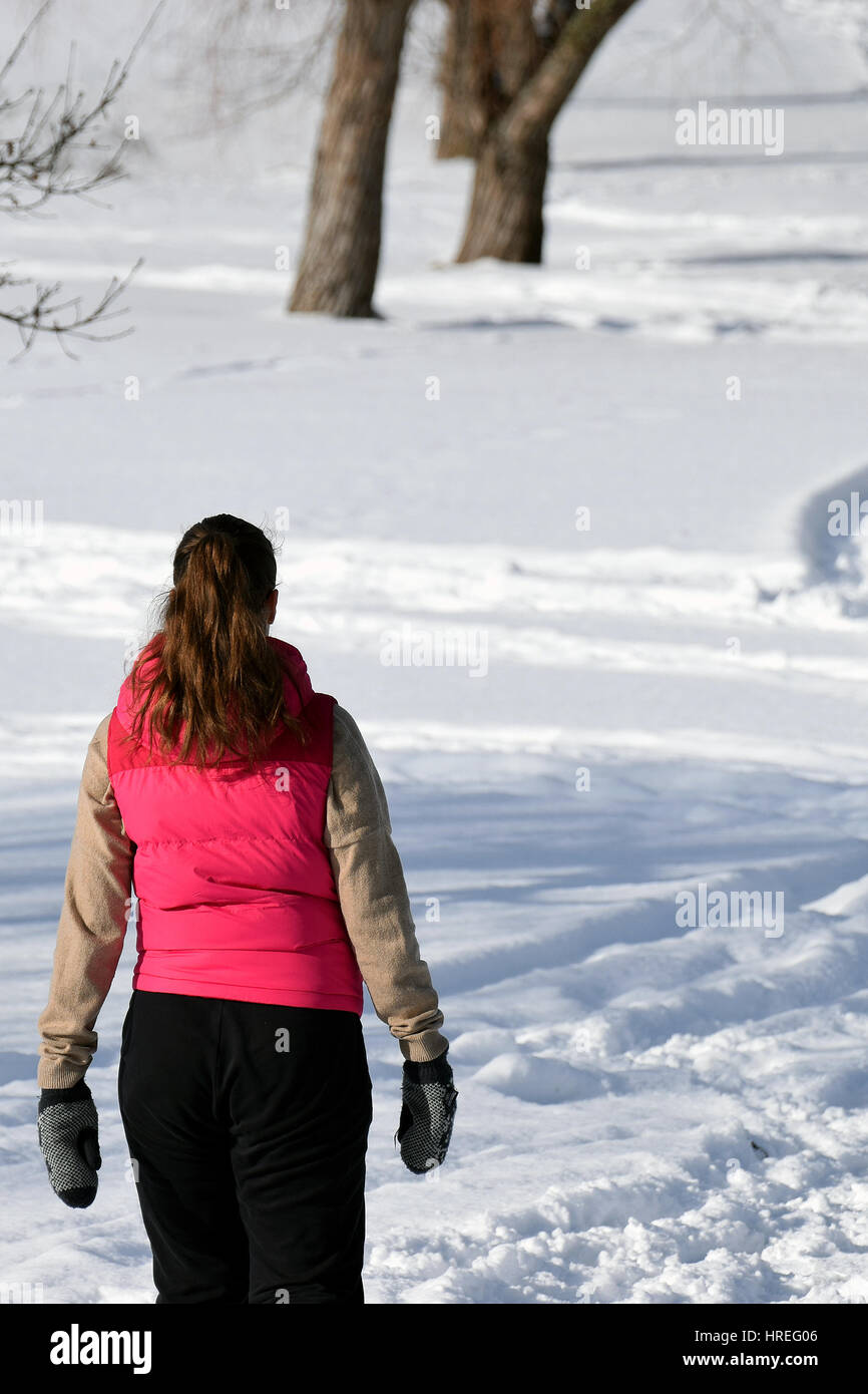 Woman in winter snowy hi-res stock photography and images - Alamy