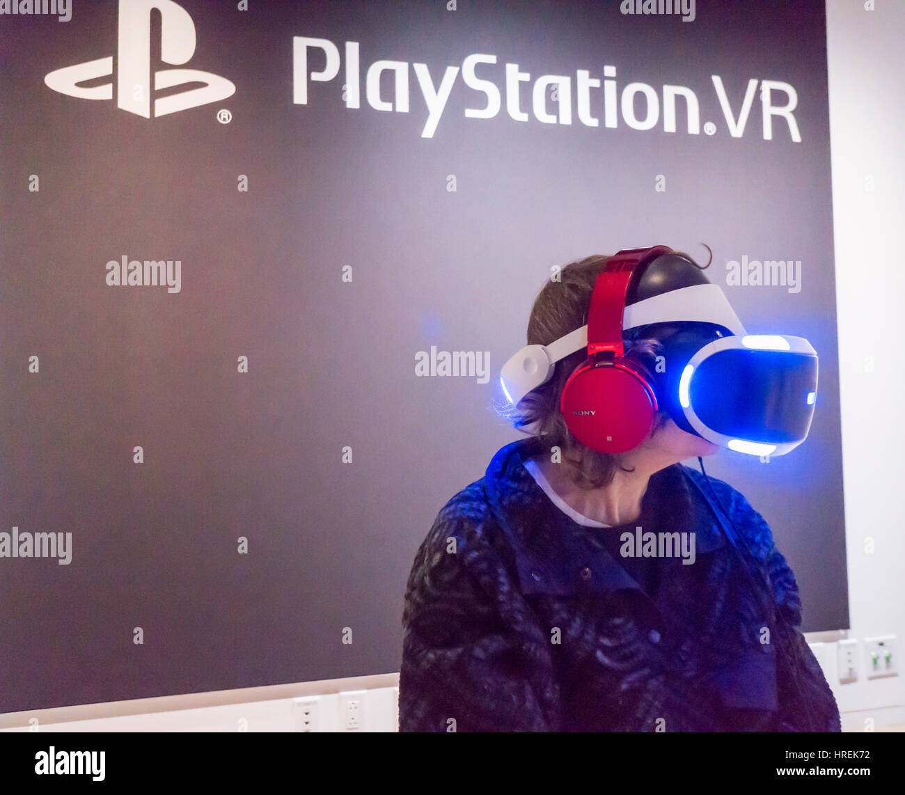 Playstation vr hi-res stock photography and images - Alamy